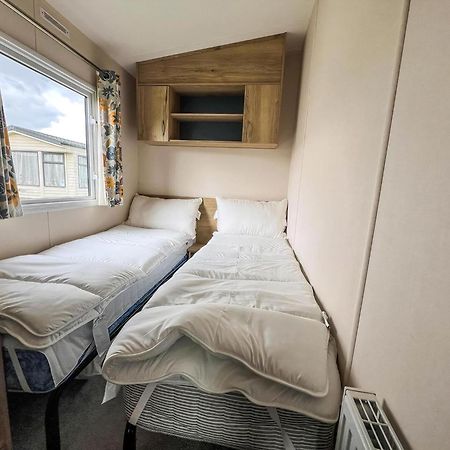 Homely 8 Berth Caravan At Dovercourt Holiday Park, Essex Ref 44201H Great Oakley  외부 사진