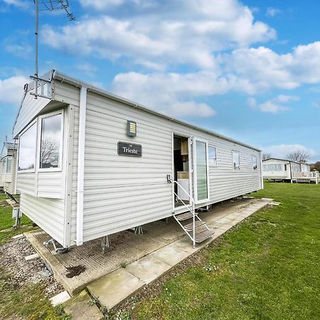 Homely 8 Berth Caravan At Dovercourt Holiday Park, Essex Ref 44201H Great Oakley  외부 사진