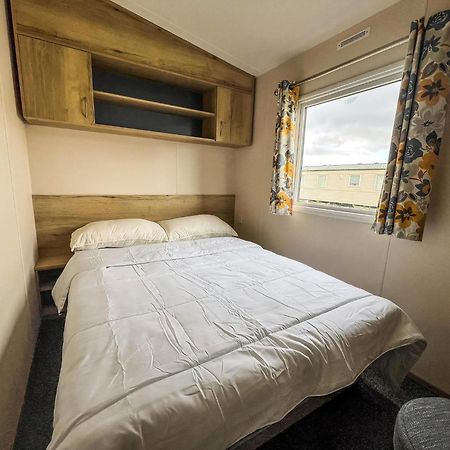 Homely 8 Berth Caravan At Dovercourt Holiday Park, Essex Ref 44201H Great Oakley  외부 사진