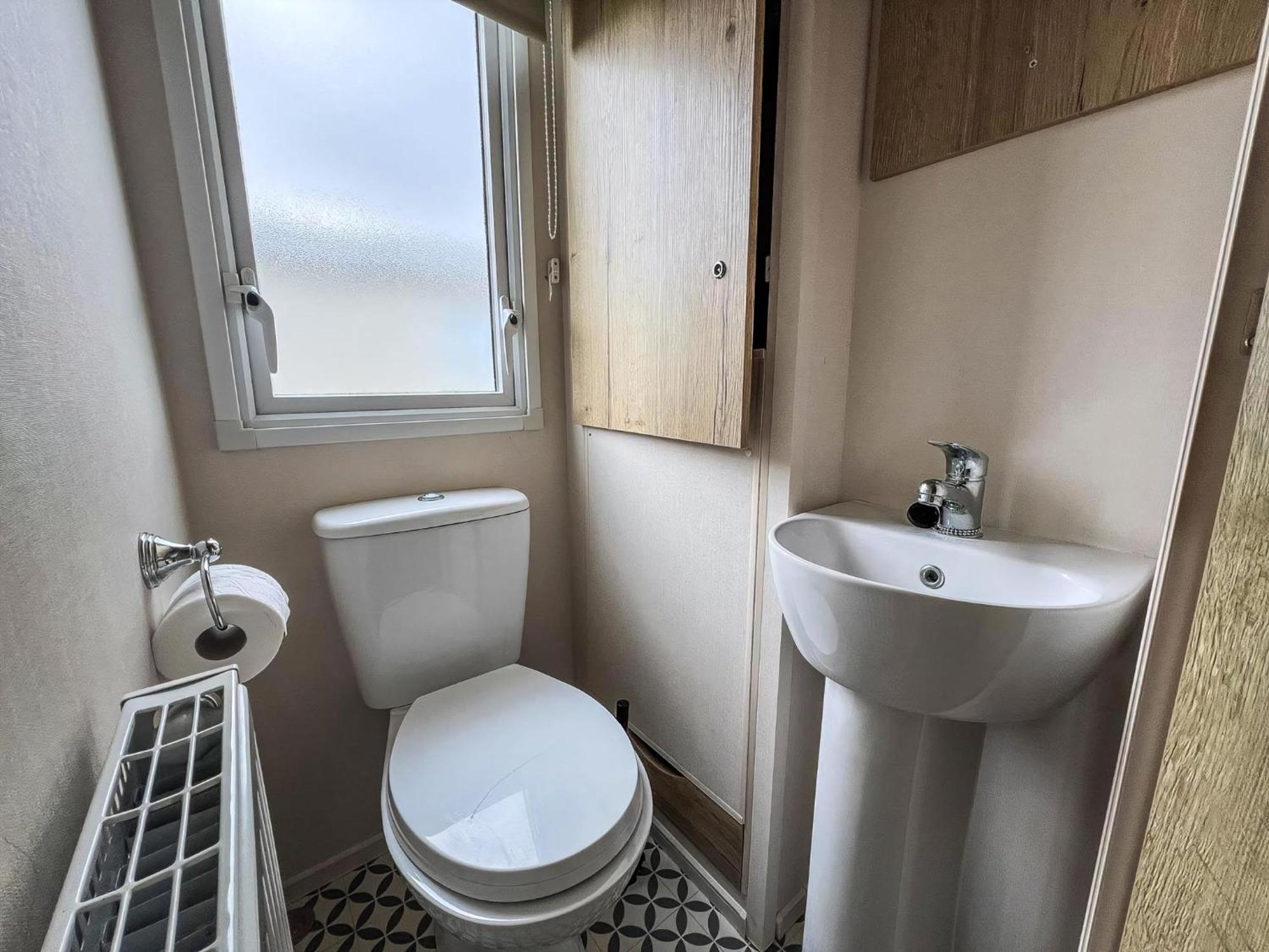 Homely 8 Berth Caravan At Dovercourt Holiday Park, Essex Ref 44201H Great Oakley  외부 사진