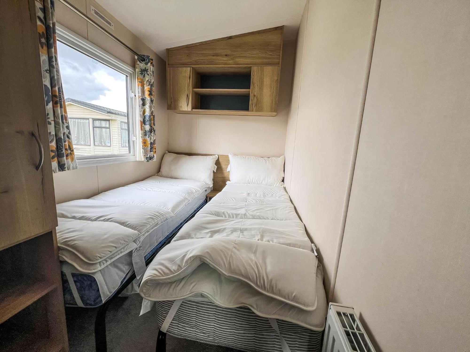 Homely 8 Berth Caravan At Dovercourt Holiday Park, Essex Ref 44201H Great Oakley  외부 사진