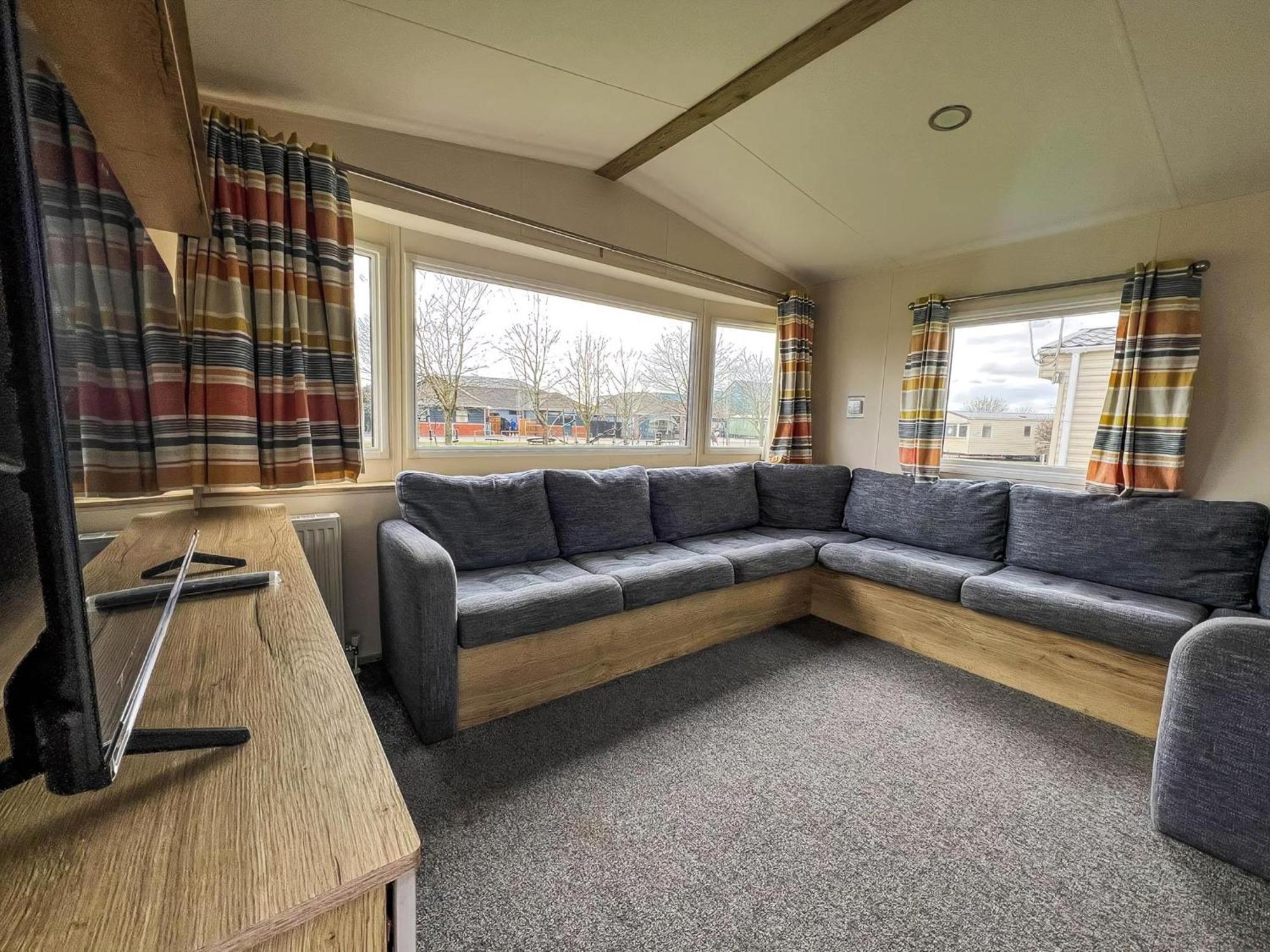 Homely 8 Berth Caravan At Dovercourt Holiday Park, Essex Ref 44201H Great Oakley  외부 사진