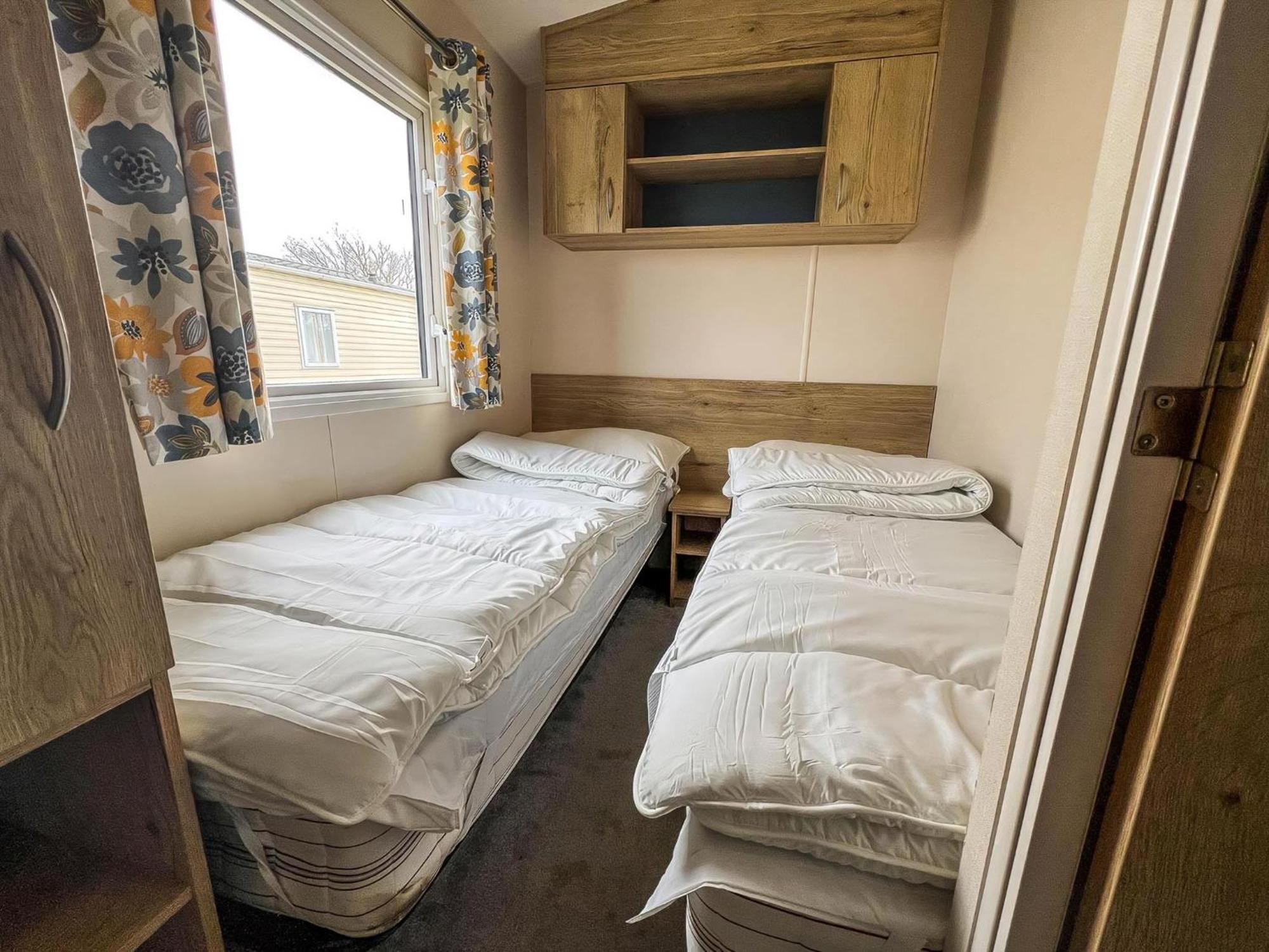 Homely 8 Berth Caravan At Dovercourt Holiday Park, Essex Ref 44201H Great Oakley  외부 사진