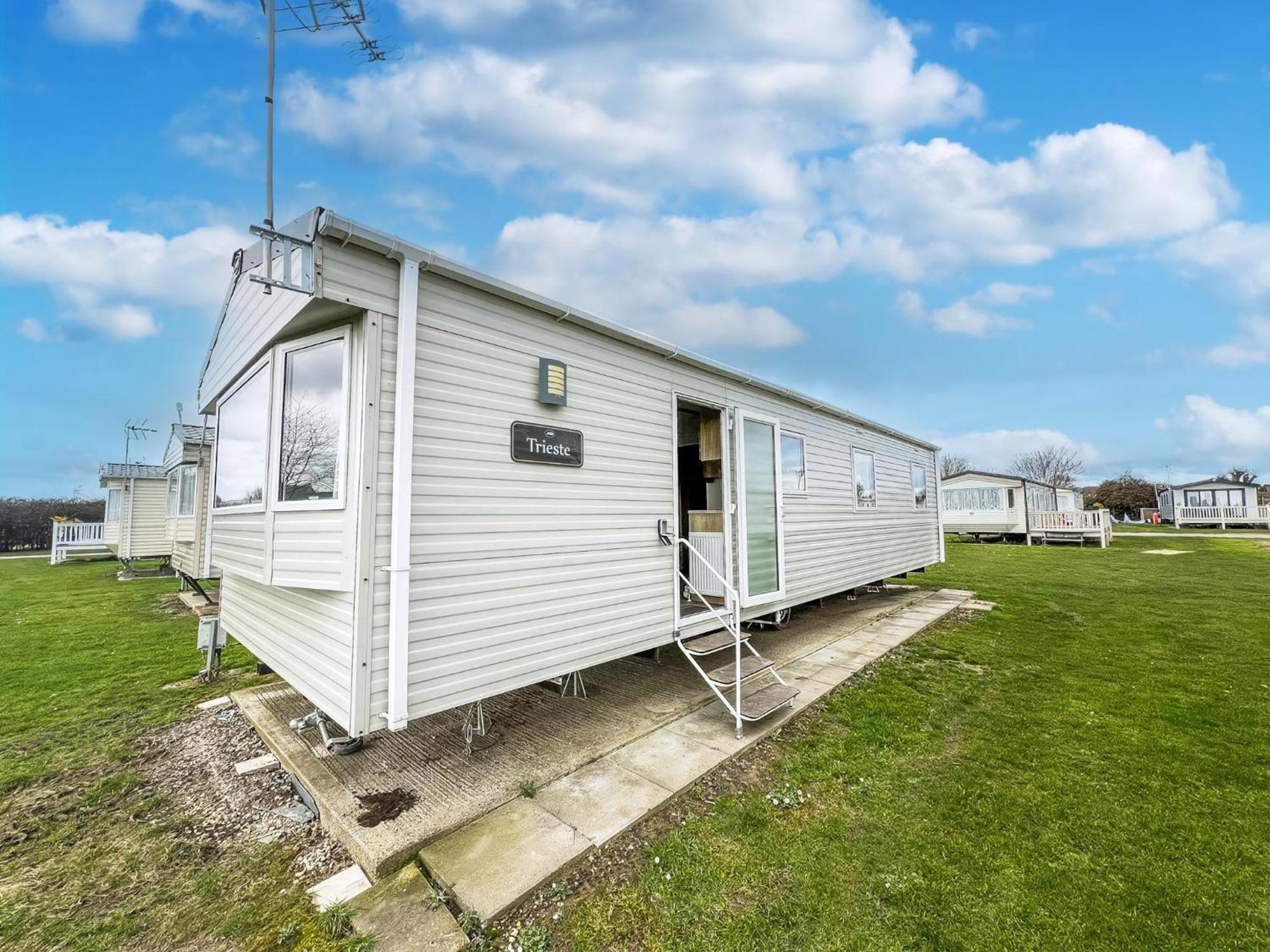 Homely 8 Berth Caravan At Dovercourt Holiday Park, Essex Ref 44201H Great Oakley  외부 사진