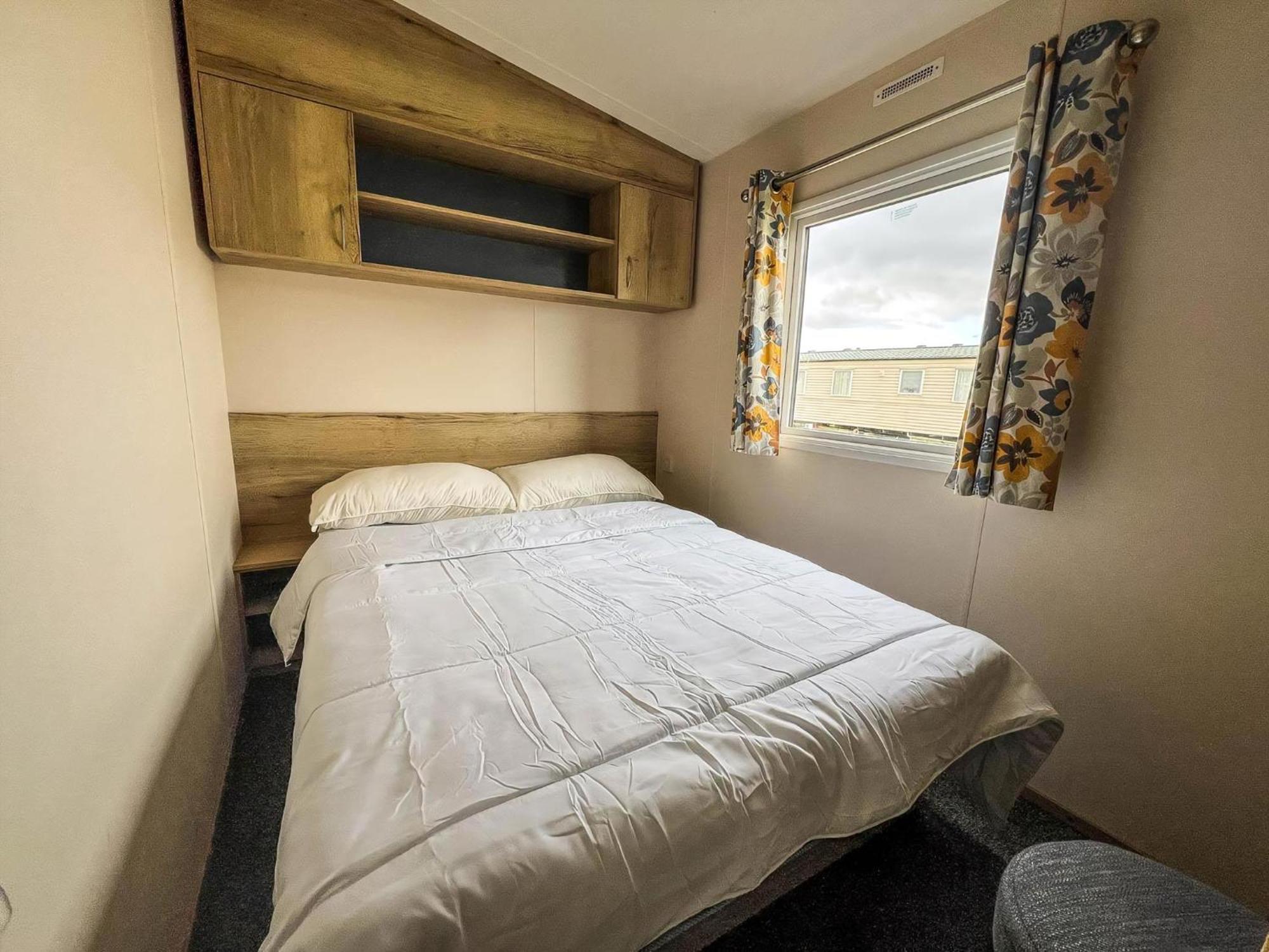 Homely 8 Berth Caravan At Dovercourt Holiday Park, Essex Ref 44201H Great Oakley  외부 사진