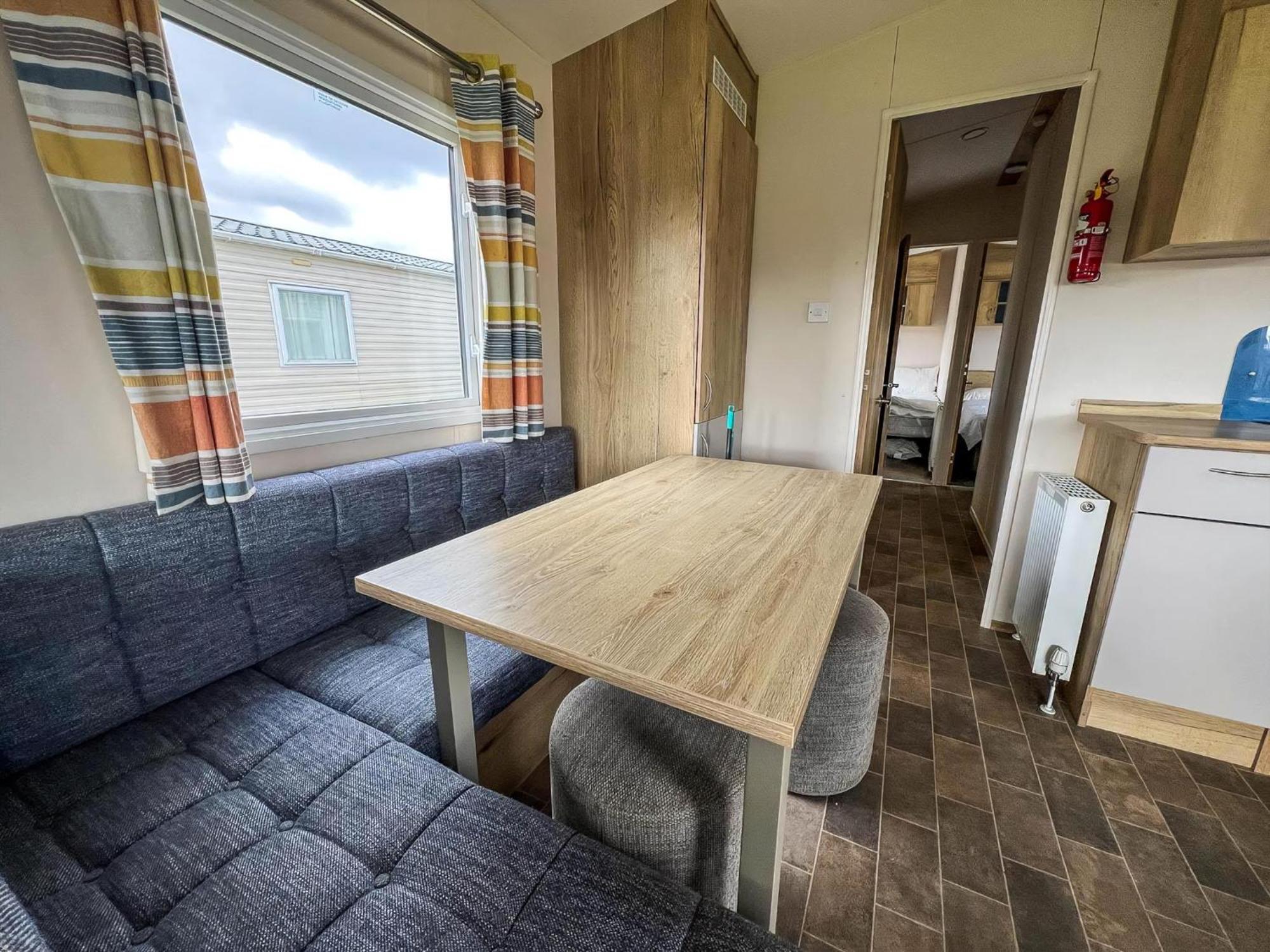 Homely 8 Berth Caravan At Dovercourt Holiday Park, Essex Ref 44201H Great Oakley  외부 사진